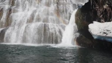 Dynjandi Şelalesi 'nin havadan görünüşü, Westfjords İzlanda. Popüler Turizm Merkezi. Muhteşem Doğa Manzarası. Yavaş Çekim Görüntüsü