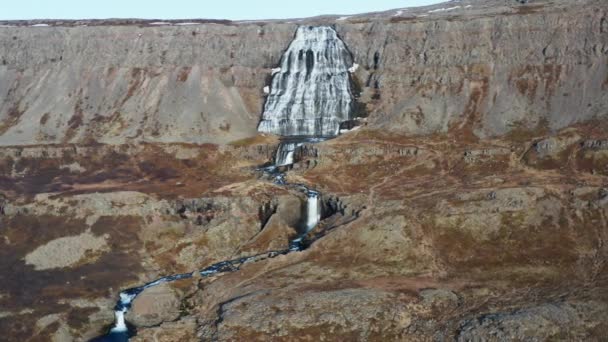 ディンジャンディ滝 西フィヨルドアイスランドの空中ビュー 人気の観光地 壮大な自然景観 ワイドパノラマパンショット — ストック動画