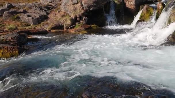 ディンジャンディ滝 西フィヨルドアイスランドの川とカスケード スローモーションズームアウトショット — ストック動画