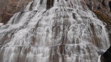 Dynjandi Şelalesi Üssü, Westfjords İzlanda. Popüler Turizm Merkezi. Muhteşem Doğa Manzarası. Su çok hızlı akıyor. Yavaş Hareket Eğilimli Ekran