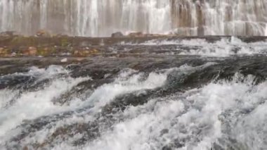 Dynjandi Şelalesi Üssü, Westfjords İzlanda. Popüler Turizm Merkezi. Muhteşem Doğa Manzarası. Su çok hızlı akıyor. Yavaş Hareket Eğimi Ekran Yukarı
