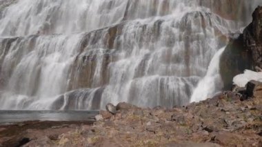 Dynjandi Falls Üssü, Westfjords İzlanda. Popüler Turizm Merkezi. Muhteşem Doğa Manzarası. Ağır çekim çekimi. Kamera İleriye Taşır