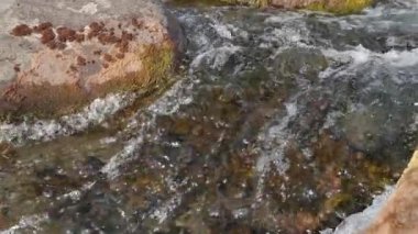 River ve Cascades of Dynjandi Falls, Westfijords İzlanda 'ya yakın çekim. Muhteşem Doğa. Su Kayalıklardan Hızla Akıyor. Yavaş Hareket Yansıması Görüntüsü