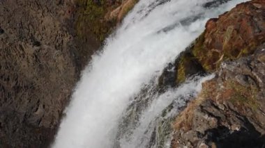 Dynjandi Şelaleleri 'nin Şelalelerinden birinin Düşen Suyu, İzlanda, Westfijords. Muhteşem Doğa. Su hızla aşağı düşüyor. Yavaş Hareket Sabit Çekim
