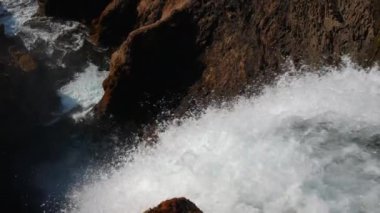 Dynjandi Şelaleleri 'nin Şelalelerinden birinin Düşen Suyu, İzlanda, Westfijords. Muhteşem Doğa. Su hızla aşağı düşüyor. Ağır çekim çekimi. Kamera Yukarı Taşıyor