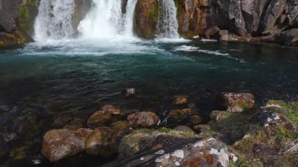 从冰岛西峡湾Dynjandi Falls瀑布之一的底部看 受欢迎的旅游胜地 壮观的自然景观 慢动作倾斜向上射击 — 图库视频影像