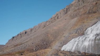 Dynjandi Şelalesi Üssü, Westfjords İzlanda. Popüler Turizm Merkezi. Muhteşem Doğa Manzarası. Su çok hızlı akıyor. Görüntü