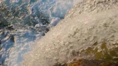 Sunset, Westfjords İzlanda 'daki Dynjandi Şelalesi' nin Şelalelerinden birinin Düşen Suyu 'nun yakın çekimi. Muhteşem Doğa. Su çok hızlı akıyor. Yavaş Hareket Yansıması Görüntüsü