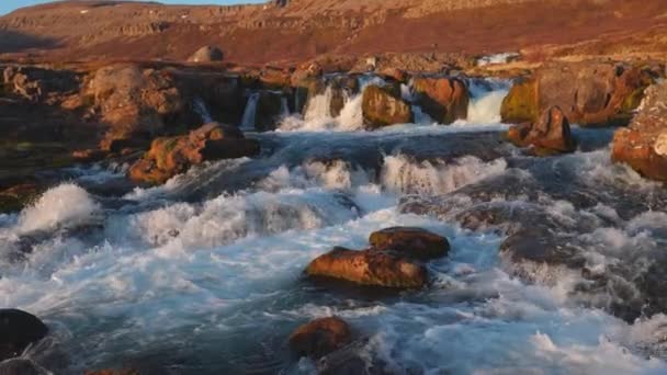 位于冰岛西峡湾日落城的Dynjandi瀑布的河流和瀑布 神奇的自然 水流得很快 慢动作潘射门 — 图库视频影像