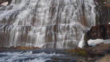 Dynjandi Şelalesi Üssü, Westfjords İzlanda. Popüler Turizm Merkezi. Muhteşem Doğa Manzarası. Su çok hızlı akıyor. Yavaş Hareket Eğimi Ekran Yukarı