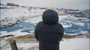 Donmuş Limana ve Grönland, Avannaata Belediyesi, Ilulissat 'a bakan Orta Yol Çekimi