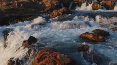 River ve Cascades of Dynjandi Falls Sunset, Westfjords İzlanda 'da. Muhteşem Doğa. Su çok hızlı akıyor. Yavaş Hareket Yansıması Görüntüsü