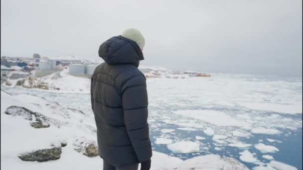 Medium Lockdown Shot Man Winter Coat Looking Frozen Harbour Pointing — Stock Video