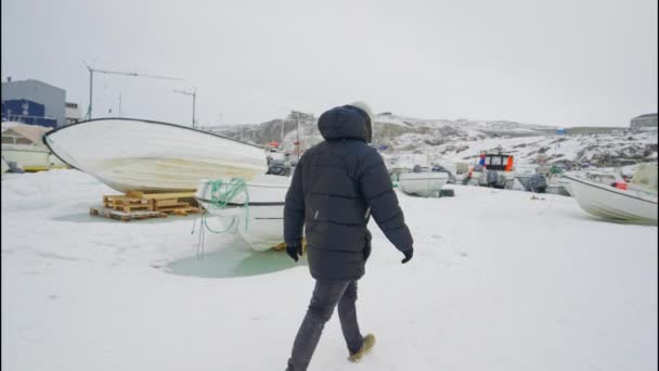 Grönland Avannaata Belediyesi Ilulissat Demirlemiş Teknelere Doğru Yürürken Çekilen Yavaş — Stok video