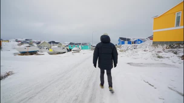 Szeroki Ręczny Powolny Ruch Śledzenia Shot Man Winter Coat Walking — Wideo stockowe