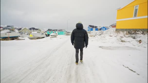 Weitläufiges Zeitraffer Foto Eines Mannes Wintermantel Der Durch Die Verschneite — Stockvideo