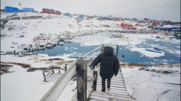 슬로우 Winter Coat Walking Snow Covered Walkway Town Harbour Ilulissat — 비디오
