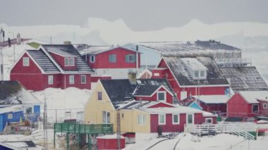 Ilulissat, Avannaata Belediyesi, Grönland 'daki Karlı Binanın Geniş Zoom Görüntüsü
