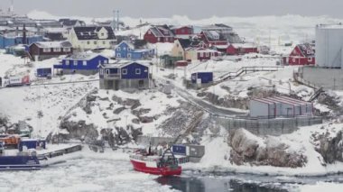 Grönland, Grönland 'daki Ilulissat Limanı ve Kasabadaki Karlı Binanın Geniş Büyütülmüş Görüntüsü