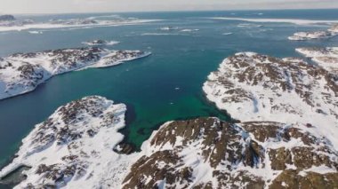 Rocky Coastline üzerinde geniş çaplı İHA Uçuşu ve Sisimiut 'tan Kar, Qeqata Belediyesi, Grönland