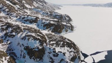 Buzun Üzerindeki İHA Uçuşu ve Karla Kaplanmış Kayalar Sisimiut, Qeqata Belediyesi, Grönland