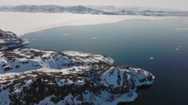 Günışığı Denizi üzerindeki geniş insansız hava aracı uçuşu ve Sisimiut, Qeqata Belediyesi, Grönland 'ın buzlu kıyı şeridi