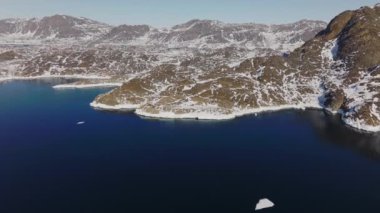 Sakin Mavi Deniz üzerinde geniş insansız hava aracı uçuşu Rocky Sahil Hattı boyunca Sisimiut, Qeqata Belediyesi, Grönland