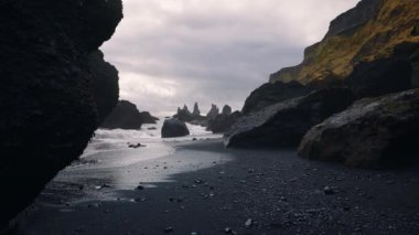 Kayalıklar ve Dalgalar İzlanda 'daki Kara Kum Sahili kıyısına çarpıyor. Epic Seascape 'de. Eşsiz Doğa. Yavaş Hareket Görüntüsü