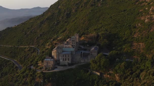 Arcing Drone Shot Sant Pere Rodes Mountainside Monastero Benedettino Catalogna — Video Stock