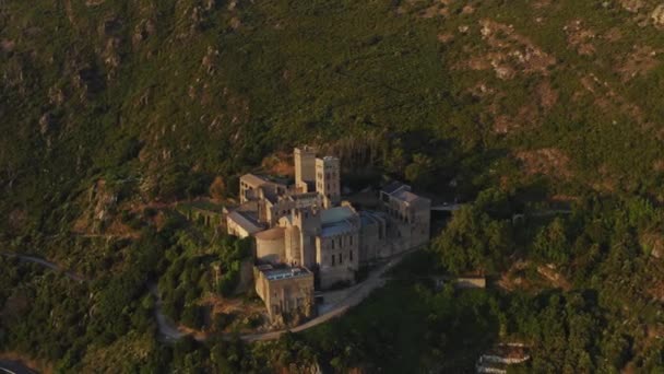 Arcing Drone Shot Sant Pere Rodes Mountainside Klasztor Benedyktynów Katalonia — Wideo stockowe