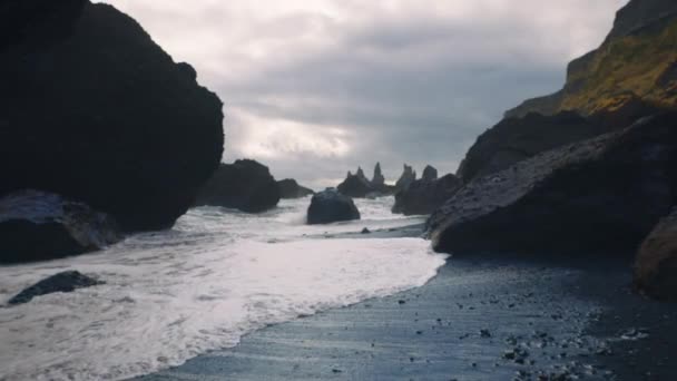 崖と波はアイスランドの黒砂ビーチの海岸に衝突します エピック シースケープ ユニークな自然 スローモーションショット — ストック動画