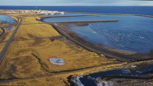 Aerial Bay Λίγα Πλοία Και Bayside Road Μια Ισλανδική Ακτή — Αρχείο Βίντεο