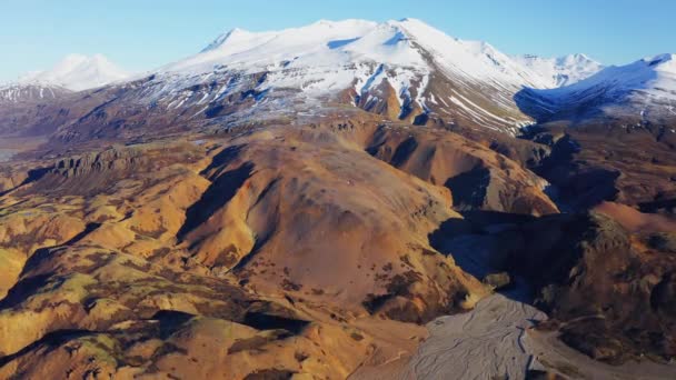 アイスランドの雄大な雪に覆われた山々の空中ビュー 壮大な風景です カメラはゆっくりと前進する ワイドパノラマショット — ストック動画