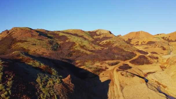 Légi Kilátás Egy Gyönyörű Hegygerinc Izlandon Lenyűgöző Tájkép Kamera Lassan — Stock videók