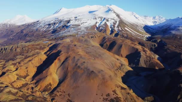 Vista Aérea Das Majestosas Montanhas Cobertas Neve Islândia Paisagem Espetacular — Vídeo de Stock