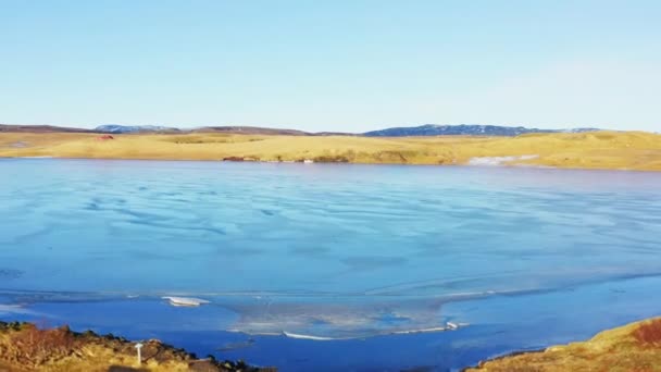 Aerial Little Blue Lake Valley Περιτριγυρισμένο Από Χρυσά Πεδία Ισλανδία — Αρχείο Βίντεο