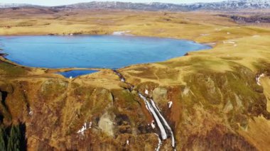 İzlanda 'daki Mavi Göl' den Şelale 'nin Hava Panoramik Manzarası. Geniş açılı panoramik çekim. Kamera Yakınlaştır