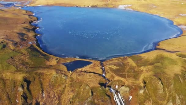 Aérea Pequeño Lago Azul Valle Rodeado Campos Oro Islandia Inclinación — Vídeo de stock