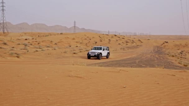 Wide Slow Motion Tracking Shot White Jeep Driving Desert Dubai — Stockvideo