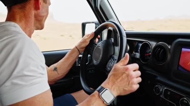 Střední Pomalý Pohyb Handheld Shot Man Driving White Jeep Driving — Stock video