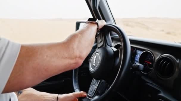 Střední Pomalý Pohyb Handheld Shot Man Driving White Jeep Driving — Stock video