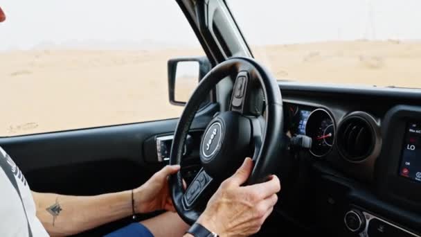 Medium Slow Motion Handheld Shot Van Mens Rijden Witte Jeep — Stockvideo