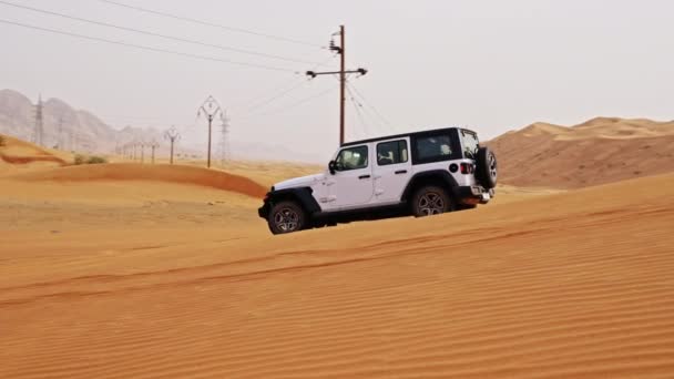 Large Slow Motion Tracking Shot White Jeep Conduire Travers Désert — Video