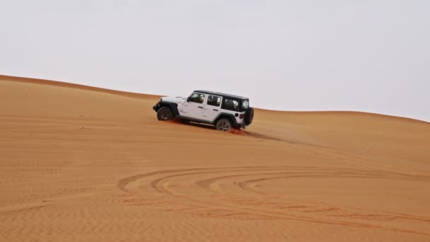 Wide Slow Motion Tracking Shot White Jeep Turning Desert Dubai — Stockvideo