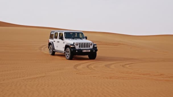 Wide Slow Motion Tracking Shot White Jeep Turning Desert Dubai — Stockvideo