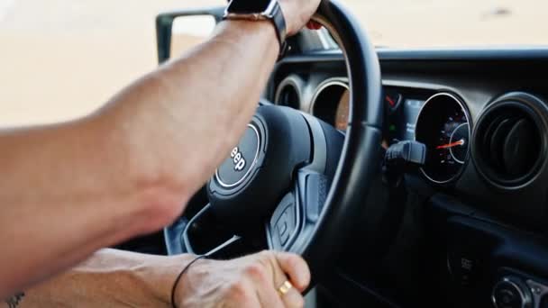 Medium Slow Motion Handheld Shot Van Mens Rijden Witte Jeep — Stockvideo
