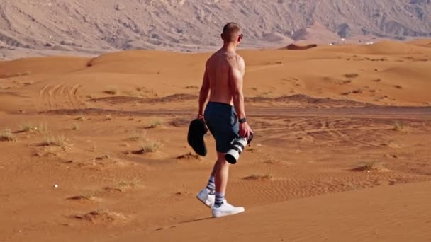 Large Slow Motion Tracking Shot Shirtless Man Marchant Travers Désert — Video