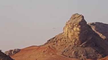 Dubai Çölünde Kaya oluşumunun Arkasında Paragliding Kişi Geniş Yavaş Hareketli Statik Çekimi