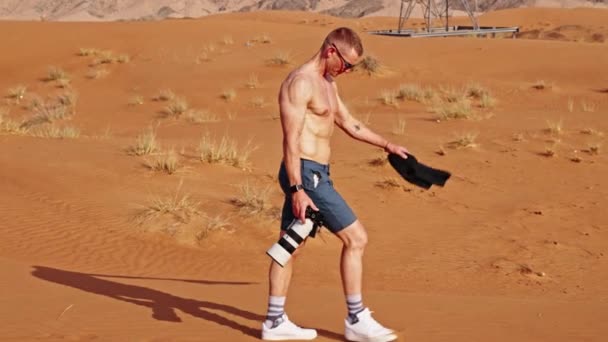 Široký Pomalý Pohyb Sledování Shot Shirtless Man Walking Desert Dubaji — Stock video