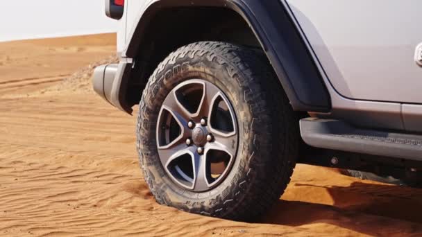 Mittlere Zeitlupe Handheld Shot Jeep Wheel Spinning Drive Desert Dubai — Stockvideo